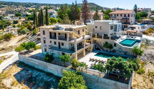 Seven-Bedroom House with Pool