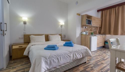Studio (2 Adults)