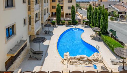 Apartment with Pool View 