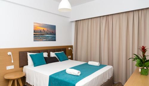 One-Bedroom Apartment with Side Sea View