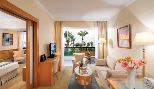 Superior One-Bedroom Suite with Sea View 