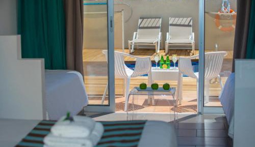Swim-Up Family Room with Garden View