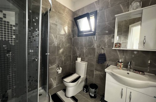 Edremit Apartment | Flat w Shared Pool 2 min to Beach in Kyrenia