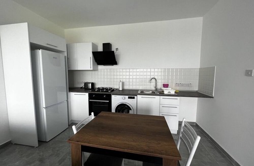 Edremit Apartment | Flat w Shared Pool 2 min to Beach in Kyrenia