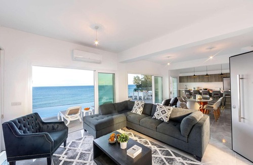 Pachyammos Villa | Seafront villa, infinity pool, stunning Views.