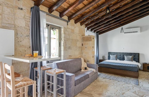 Vasa Koilaniou Apartment | Sanders Andre Marie - Cute Studio w - Shared Garden