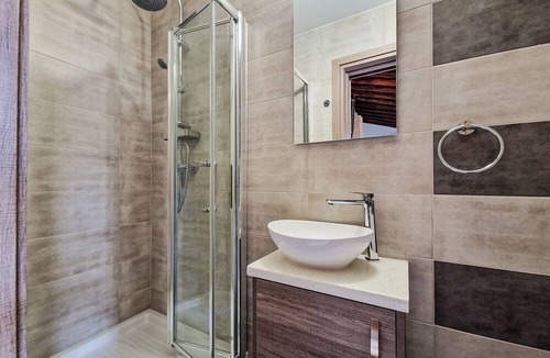 Vasa Koilaniou Apartment | Sanders Andre Marie - Cute Studio w - Shared Garden