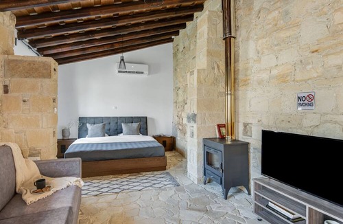 Vasa Koilaniou Apartment | Sanders Andre Marie - Cute Studio w - Shared Garden