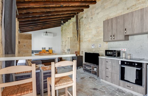 Vasa Koilaniou Apartment | Sanders Andre Marie - Cute Studio w - Shared Garden
