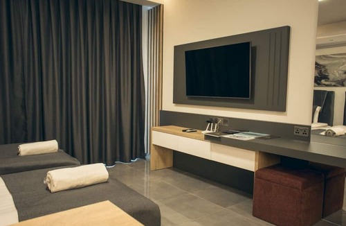 Trikomo Apartment | Studio Flat w Pool, Balcony, 5 to min Beach