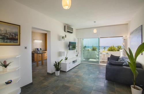 Oroklini Apartment | Lordos Sunshore Beachfront Suite