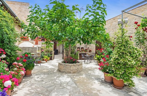 Arsos Apartment | Sanders Arsorama - Cute 1-bdr Apt w/Shared Patio