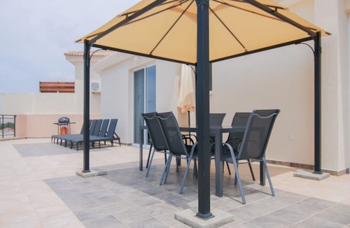 Mesa Chorio Apartment | Phaedrus Living Sunset View Flat Mesogi