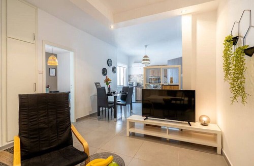 Larnaca City Centre Apartment | Chic Hideaway 1-Bedroom Apartment in Larnaca