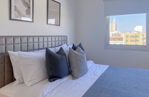 City Centre Apartment | Phaedrus Living Plateia Suite Grigio