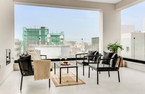 Neapolis Apartment | Sanders Premier - Lovely 2 bdr apt With Balcony