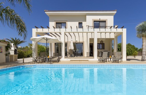 Kouklia Villa | Villa Saphrini - a villa that sleeps 6 guests in 3 bedrooms
