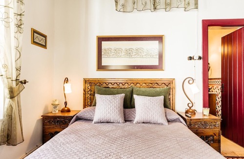 Yenisehir Bed & Breakfast | GUL HANIM HOUSE BOUTIQUE HOTEL RED ROSE ROOM in the walled city Nicosia