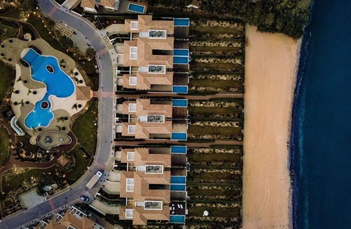 Mazotos Villa | R 779 Apartment with Balcony and Communal Pool Like a Hotel