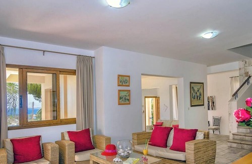Peyia Town Villa | Exceptional Large Villa, Free Heated Pool 1 NOV - 15 Jan, Privacy,prime Location