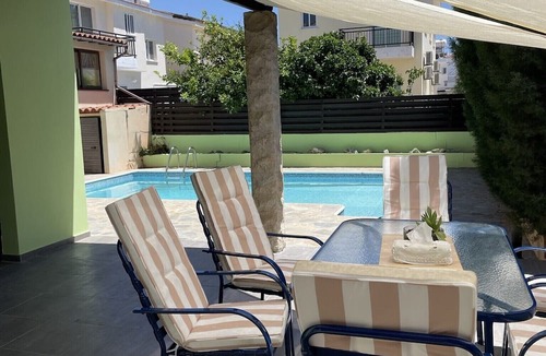 Universal House | Well situated comfortable luxury villa with swimming pool.