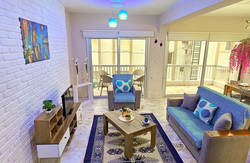 Zeytinlik Apartment | Sleek Flat w Balcony 3 min to Coast in Kyrenia