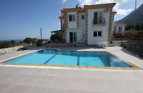 Karsiyaka Villa | Kick back and relax in this calm, stylish space. New for Summer 2024.
