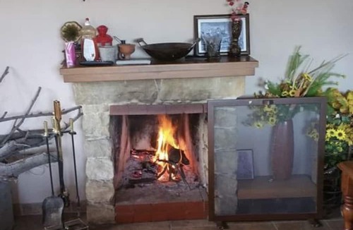 Arakapas House | Beautiful 3 Bedr House in Arakapas With Fireplace
