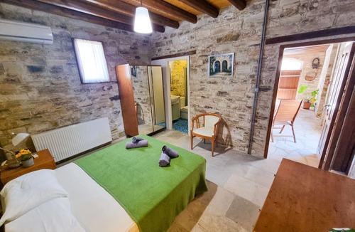 Skarinou Apartment | Skarinou's Landhouse Poolside Apartment