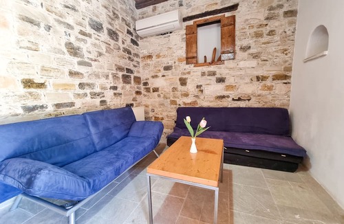 Skarinou Apartment | Traditional Village Pool Apartment
