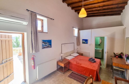Skarinou Apartment | Skarinou Village Poolside Escape Studio