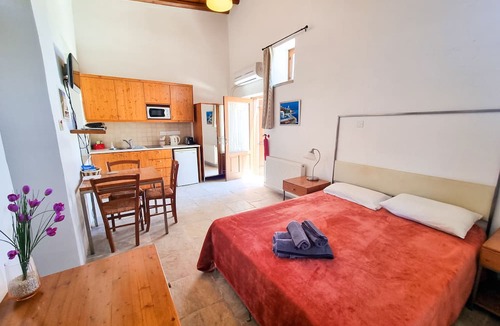 Skarinou Apartment | Skarinou Village Poolside Escape Studio