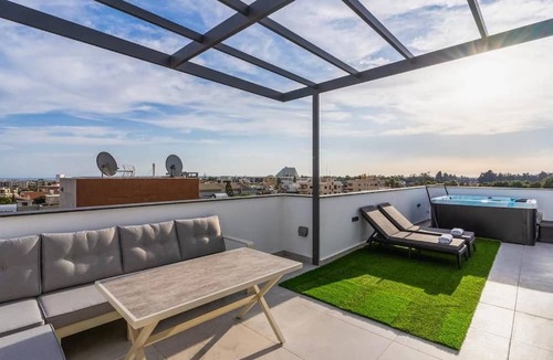 Limassol Apartment | Casino & Mall Jacuzzi Penthouse