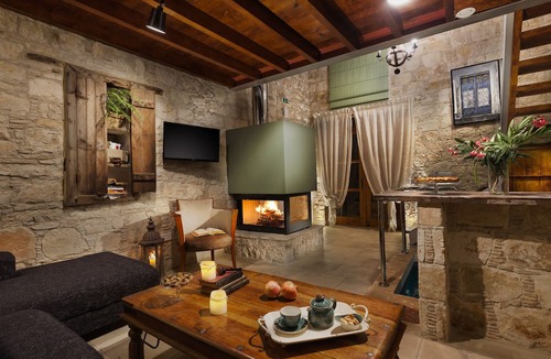 Lofou House | Oinoessa Traditional Boutique Houses