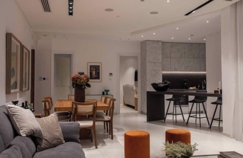 City Centre Apartment | Saffron Suite | Retreat with Skyline Views & Pool