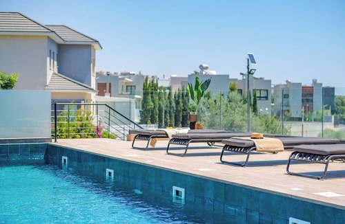Agios Tychon Apartment | Sanders River Plaza - Super 2-Bdr Apt with Balcony