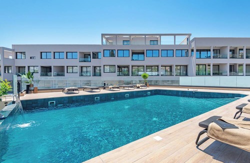 Agios Tychon Apartment | Sanders River Plaza - Light 2-Bdr Apt with Balcony