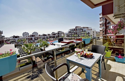 Trikomo Apartment | 2 BEDROOM FLAT WITH POOL AND RESTAURANT VIEW, 15 MIN WALK TO SANDY LONG BEACH