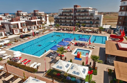 Trikomo Apartment | 2 BEDROOM FLAT WITH POOL AND RESTAURANT VIEW, 15 MIN WALK TO SANDY LONG BEACH