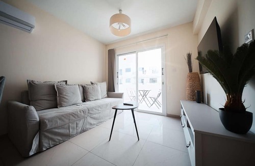 Skala Apartment | Sunny 2BR Getaway Steps from the Beach + Wi-Fi - Sunny 2BR Getaway Steps from the Beach + Wi-Fi