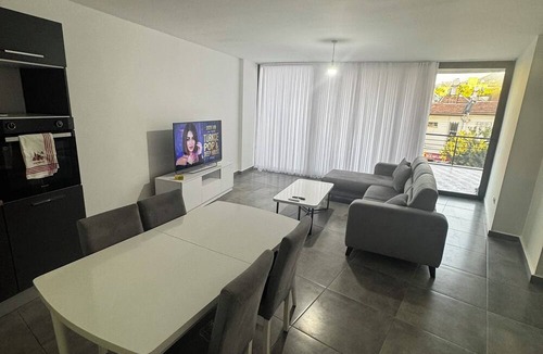 Kyrenia Apartment | Girne- Geniş Teraslı Modern 2+1 Daire
