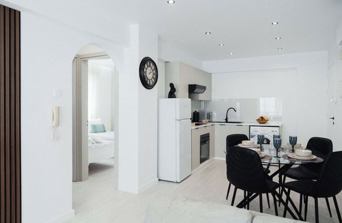 Skala House | Serene 2BR Mackenzie Apt 5 Min Walk to the Beach