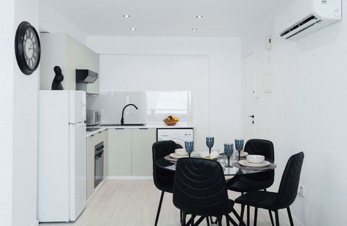 Skala House | Serene 2BR Mackenzie Apt 5 Min Walk to the Beach