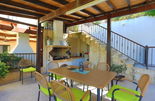 Latsi Villa | Villa Arbanassi - a villa that sleeps 6 guests in 3 bedrooms