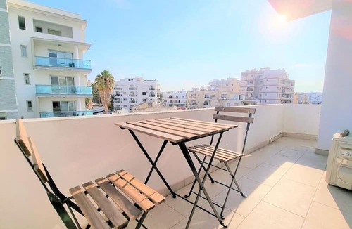 Larnaca Apartment | 2 Apts | 14 guests | City Centre | 100 MBit W-lan