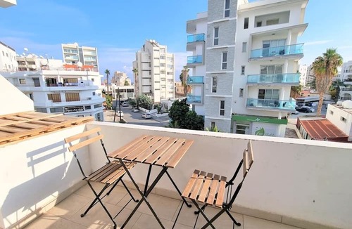 Larnaca Apartment | 2 Apts | 14 guests | City Centre | 100 MBit W-lan