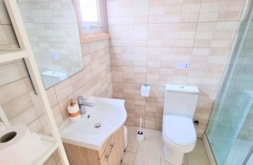 Larnaca Apartment | 2 Apts | 14 guests | City Centre | 100 MBit W-lan
