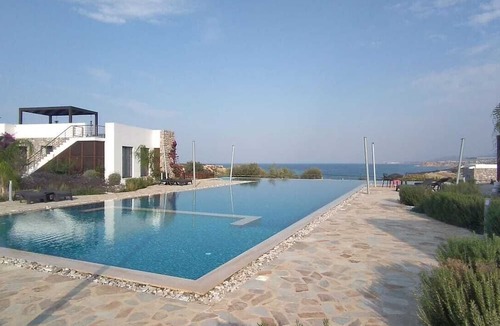 Bahceli House | Seaside Bungalow with Seaviews, 2 min walk from Beach Club & Restaurant