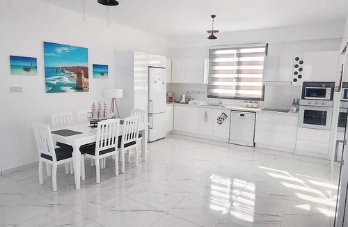 Bahceli House | Seaside Bungalow with Seaviews, 2 min walk from Beach Club & Restaurant