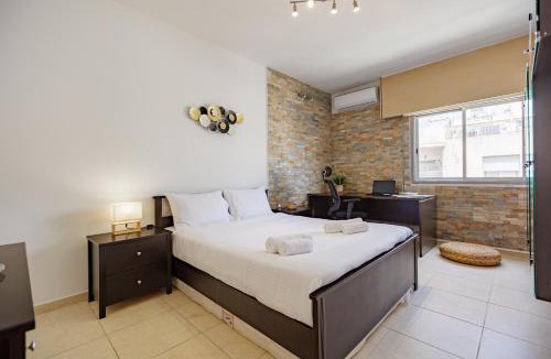 Historical Center Apartment | Central, Homely & Bright Gem with Balcony, Fast WiFi & Workspace by The Front Desk